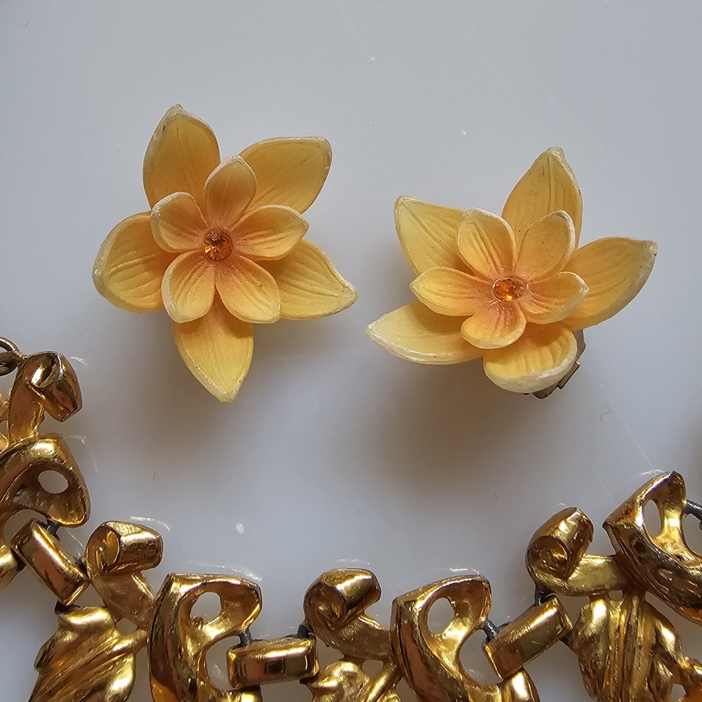 1950's Moonglow Thermoset Lucite Necklace. Vintage Necklace. Moonglow. - Picture 10 of 11